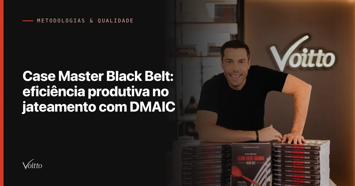 Thiago Coutinho com o livro Guia Lean Seis Sigma diante do letreiro Voitto, com o texto Case Master Black Belt: eficiência produtiva no jateamento com DMAIC sobre fundo escuro à esquerda
