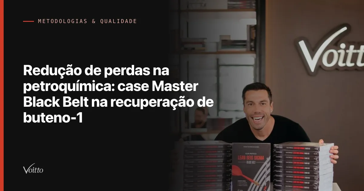 Thiago Coutinho com o livro Guia Lean Seis Sigma diante do letreiro Voitto, com o texto Redução de perdas na petroquímica: case Master Black Belt na recuperação de buteno-1 sobre fundo escuro à esquerda