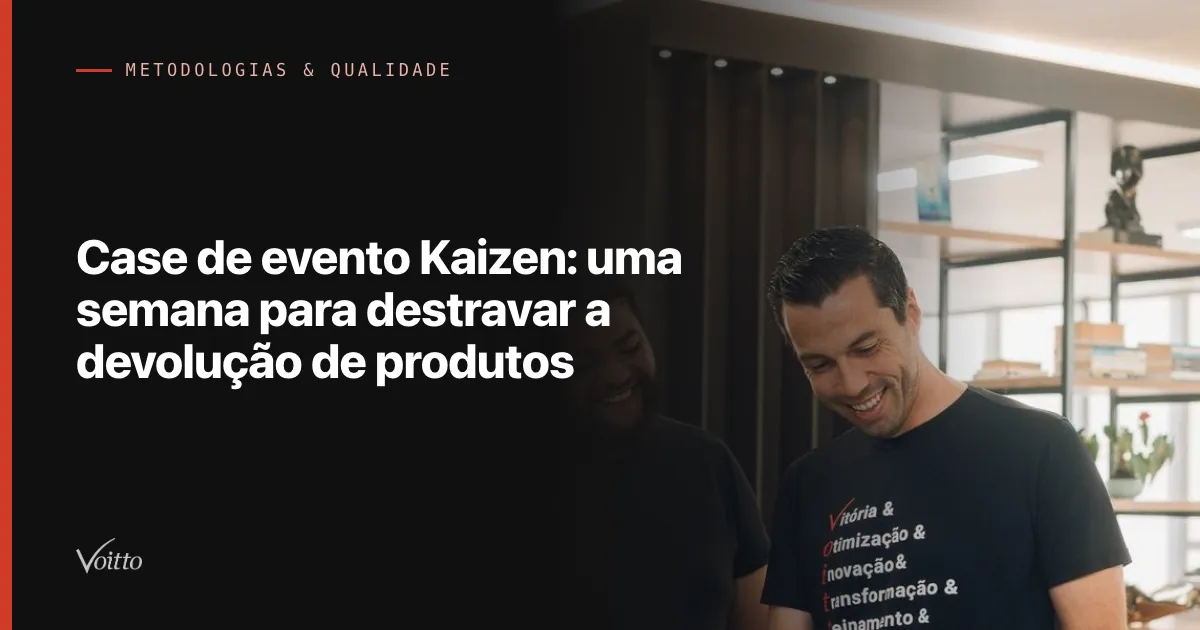Thiago Coutinho sorrindo ao lado de um colega durante leitura do livro na sede da Voitto, com o texto Case de evento Kaizen: uma semana para destravar a devolução de produtos sobre fundo escuro à esquerda
