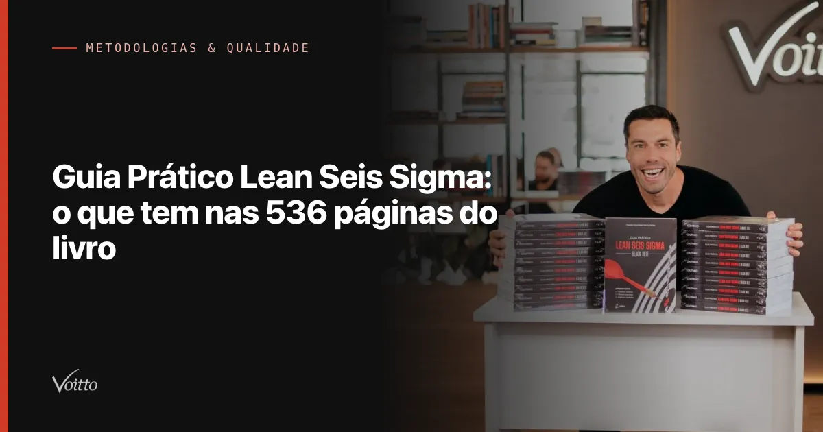 Thiago Coutinho de camiseta preta, sorrindo de braços abertos atrás de pilhas do livro Guia Prático Lean Seis Sigma Black Belt sobre um balcão branco, com o letreiro Voitto ao fundo, com o texto Guia Prático Lean Seis Sigma: o que tem nas 536 páginas do livro sobre fundo escuro à esquerda