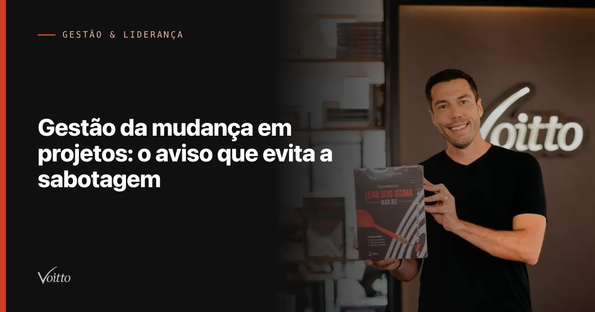Thiago Coutinho com o livro Guia Lean Seis Sigma diante do letreiro Voitto, com o texto Gestão da mudança em projetos: o aviso que evita a sabotagem sobre fundo escuro à esquerda