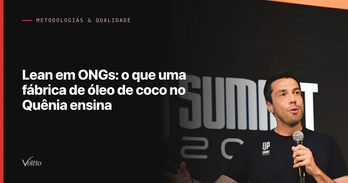 Thiago Coutinho falando ao microfone em palco de evento, com o texto Lean em ONGs: o que uma fábrica de óleo de coco no Quênia ensina sobre fundo escuro à esquerda