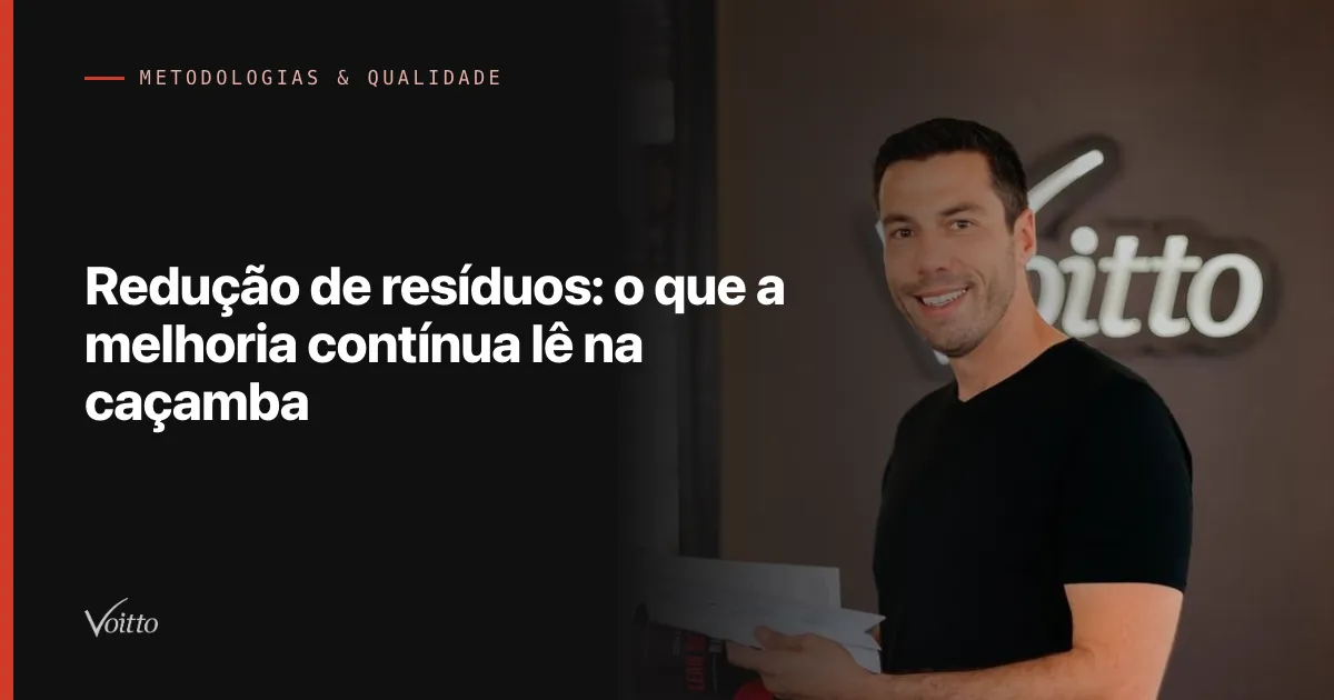 Thiago Coutinho com o livro Guia Lean Seis Sigma diante do letreiro Voitto, com o texto Redução de resíduos: o que a melhoria contínua lê na caçamba sobre fundo escuro à esquerda