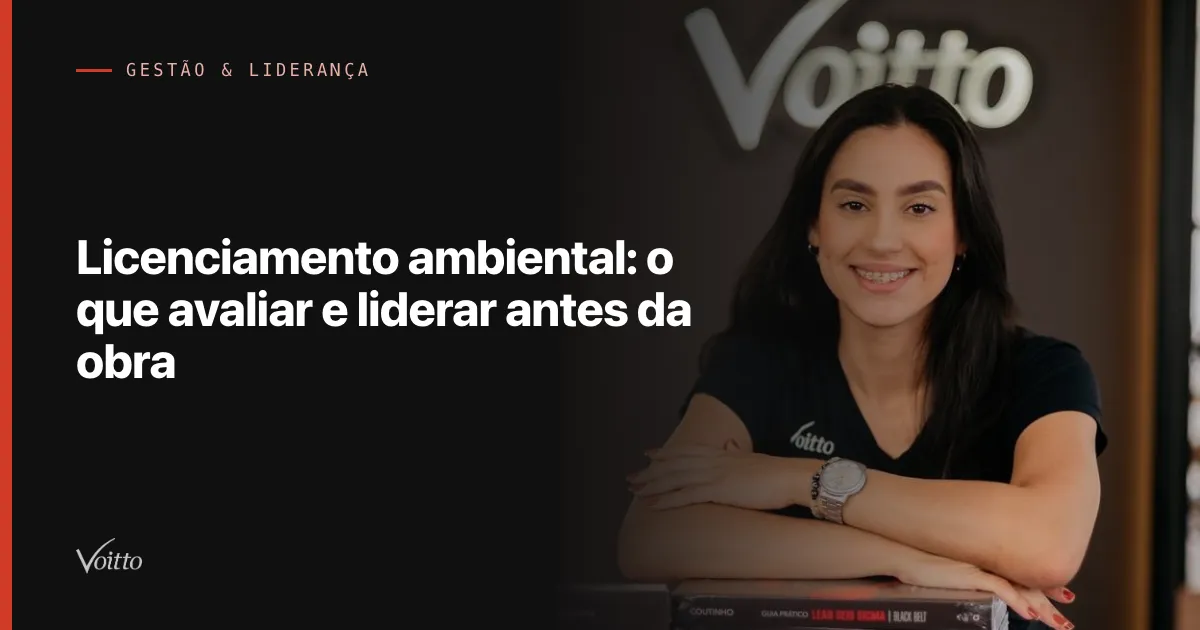 Thiago Coutinho com o livro Guia Lean Seis Sigma diante do letreiro Voitto, com o texto Licenciamento ambiental: o que avaliar e liderar antes da obra sobre fundo escuro à esquerda