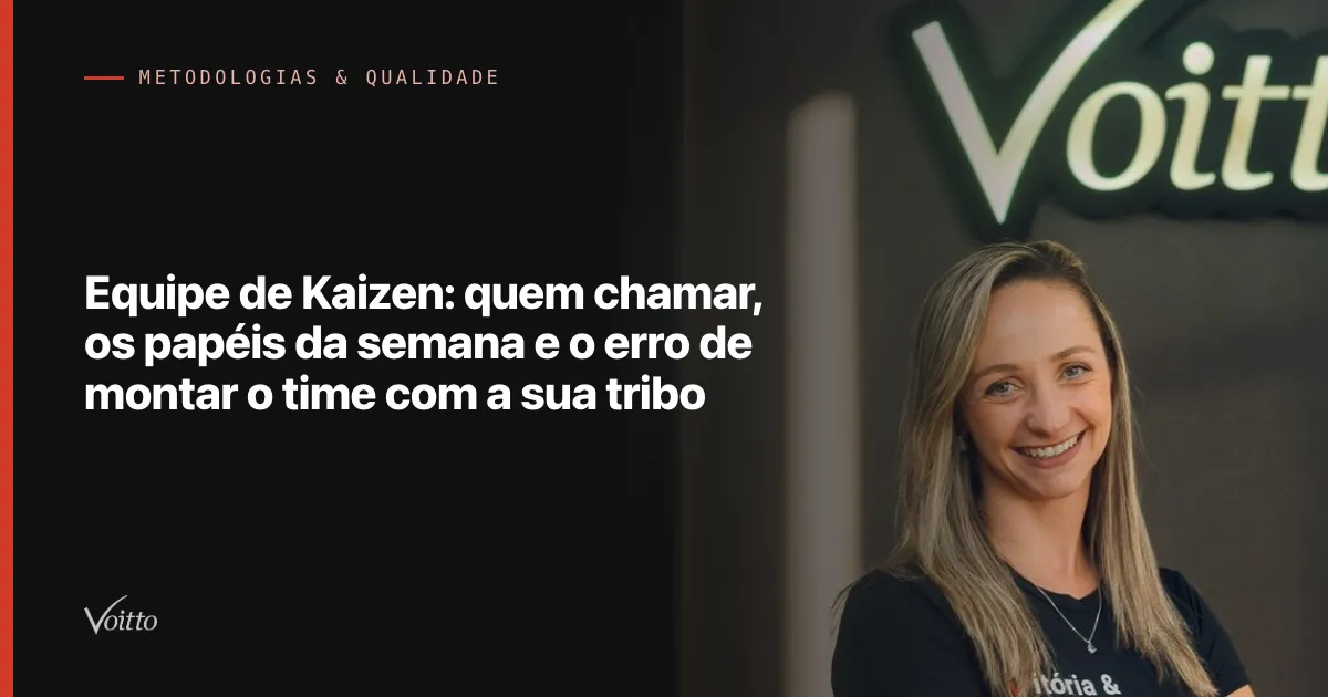 Integrante da equipe Voitto no escritório da empresa, com o texto Equipe de Kaizen: quem chamar, os papéis da semana e o erro de montar o time com a sua tribo sobre fundo escuro à esquerda