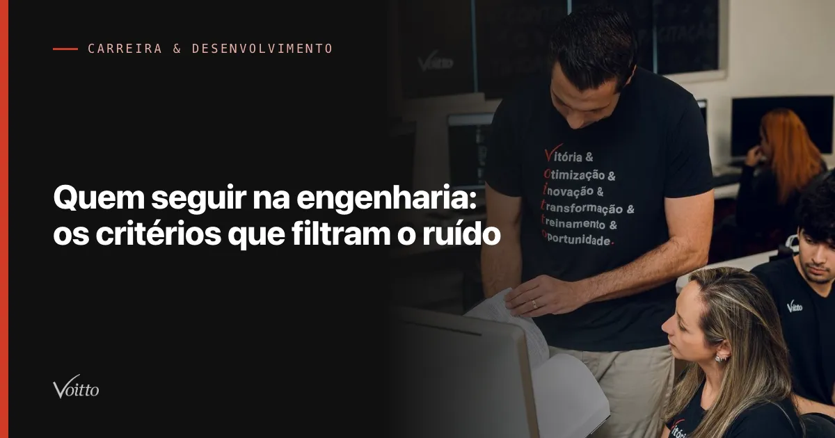 Engenheira acompanhando conteúdo técnico no computador