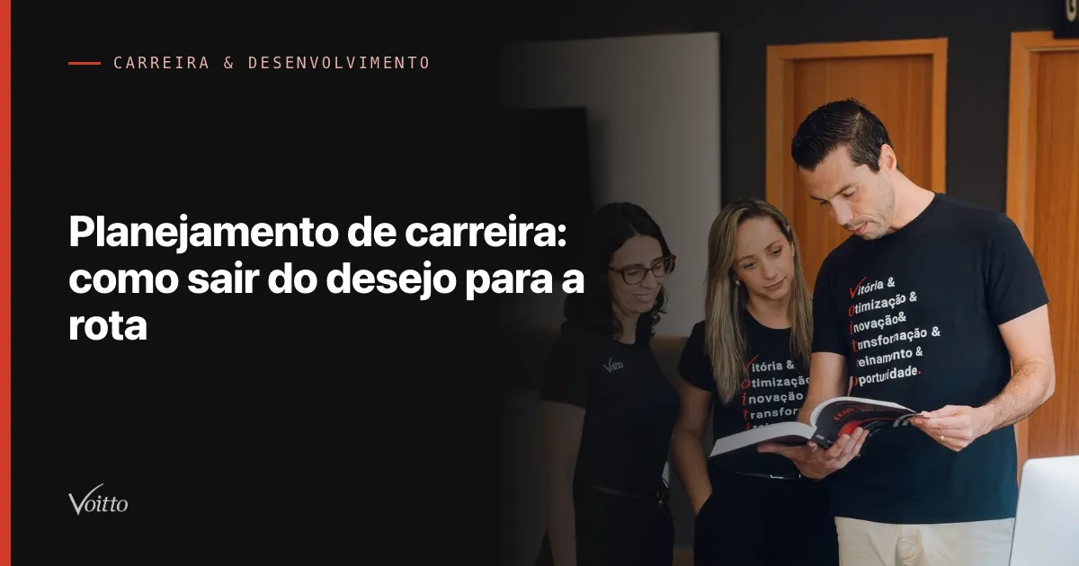 Profissional planejando trajetória de carreira
