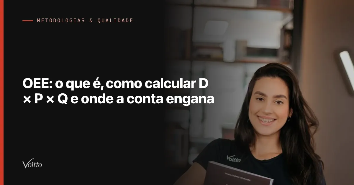 Colaboradora da Voitto de cabelos longos escuros e camiseta preta, sorrindo para a câmera com um livro nas mãos junto ao peito, diante de uma estante escura com o logo da Voitto iluminado ao fundo, com o texto OEE: o que é, como calcular D × P × Q e onde a conta engana sobre fundo escuro à esquerda