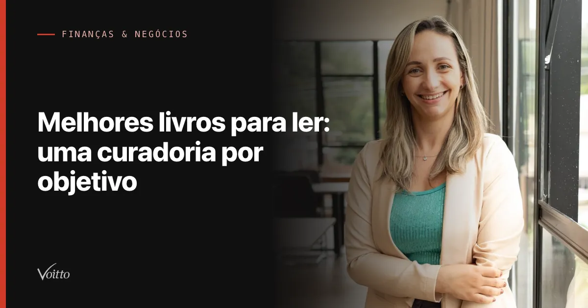 Livros de gestão e melhoria de processos sobre a mesa