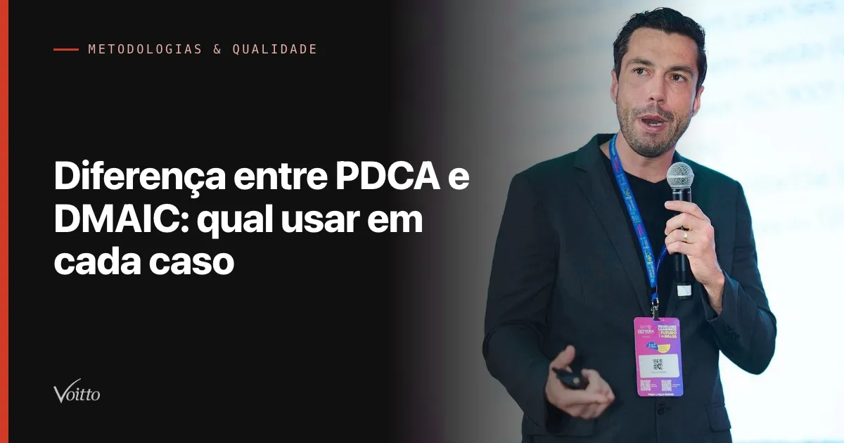 Thiago Coutinho falando ao microfone num congresso, com o texto Diferença entre PDCA e DMAIC: qual usar em cada caso