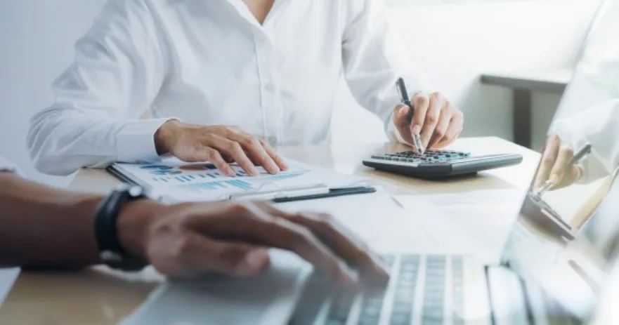 The main differences between Excel and Power BI