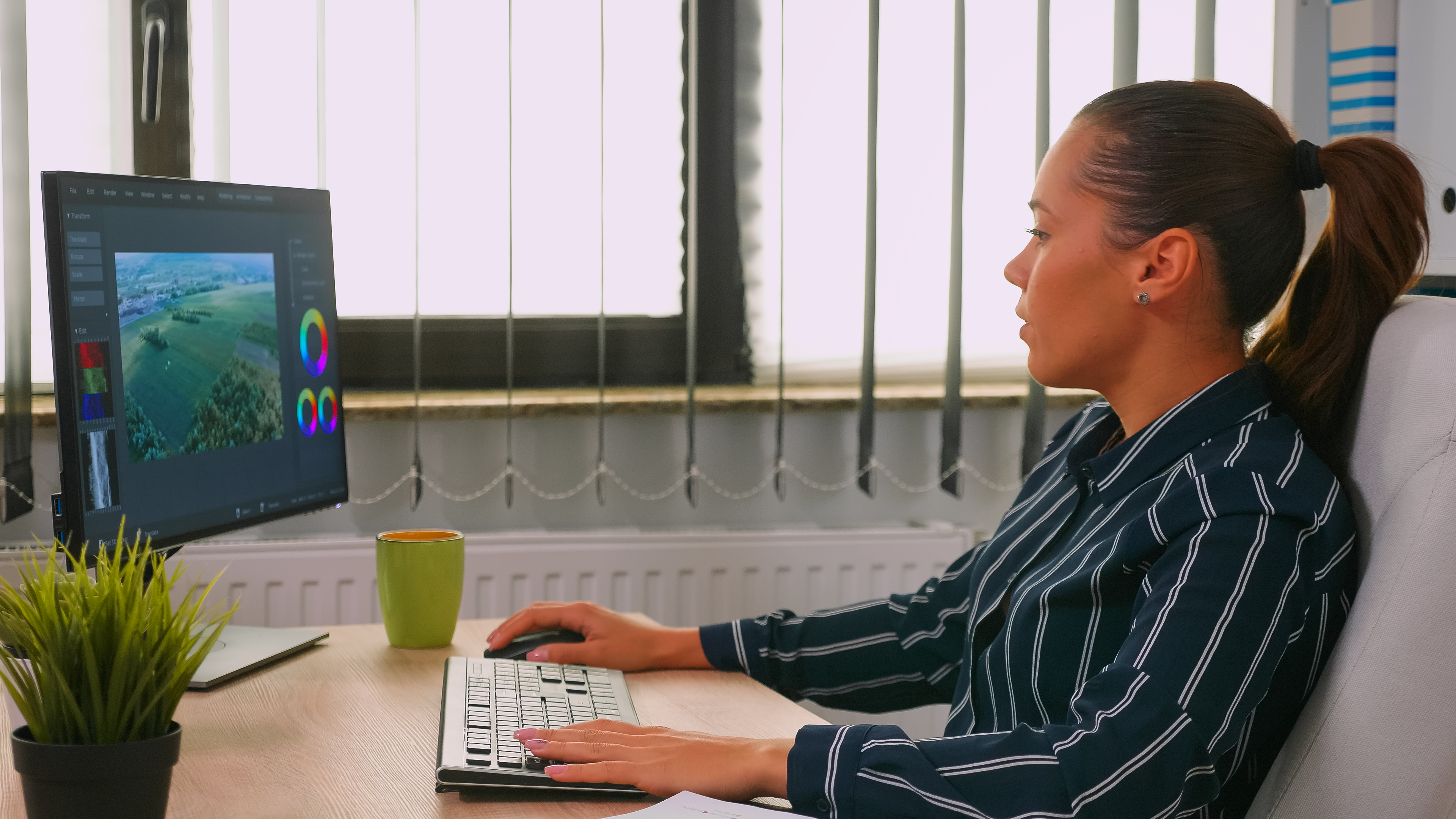 O trabalhador freelancer conta com flexibilidade na carga horária. Foto: Freepik. O trabalhador freelancer conta com flexibilidade na carga horária. Foto: Freepik.