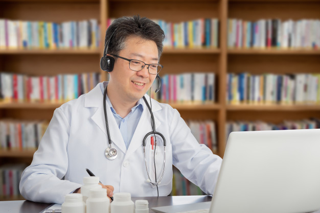 Médico atendendo à distância