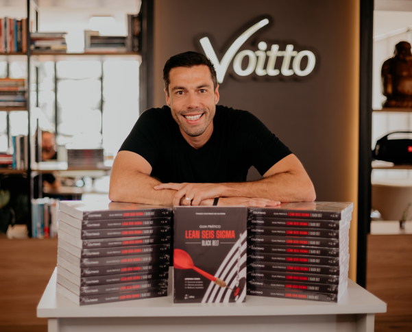 Thiago Coutinho com o livro Guia Prático Lean Seis Sigma